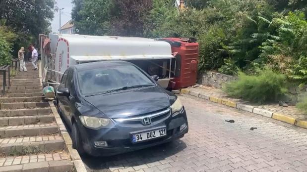 Üsküdarda akaryakıt tankeri devrildi