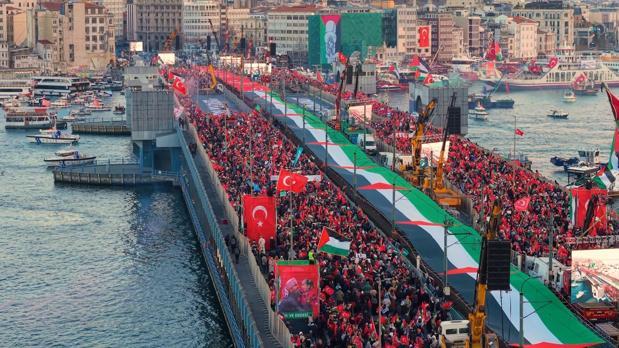 Bakan Bolat, Filistine destek için Galata Köprüsünde düzenlenen yürüyüşe katıldı