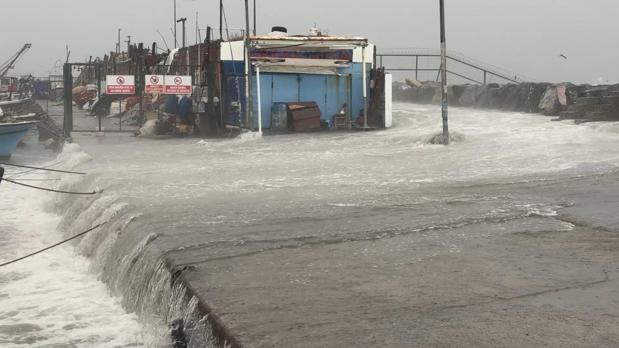 İstanbulda fırtına etkili oluyor; yollar göle döndü, çatılar uçtu