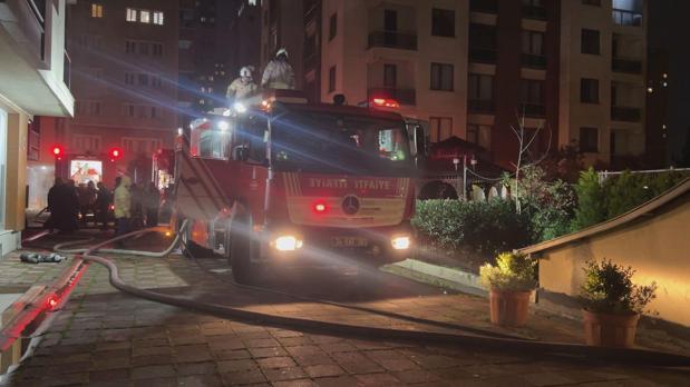 Zeytinburnu’nda site otoparkında yangın: 5 araç zarar gördü