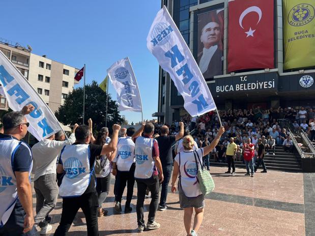 Bucada maaş alamadıkları gerekçesiyle belediye binasını işgal eden işçilerin eylemi sürüyor