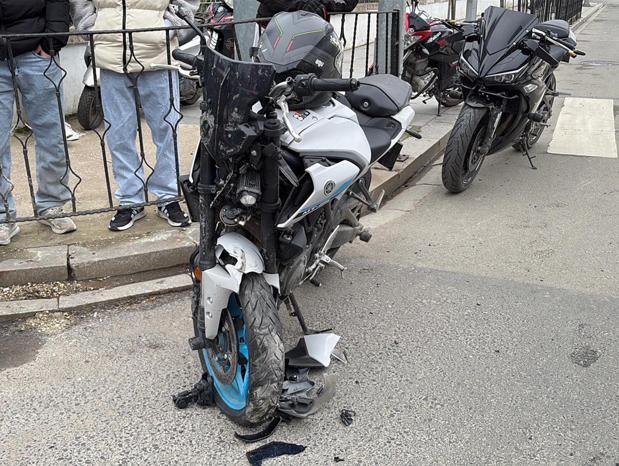 Otomobille çarpışan motosikletin sürücüsü ağır yaralandı