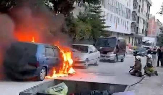 Avcılarda park halindeki otomobil alev alev yandı