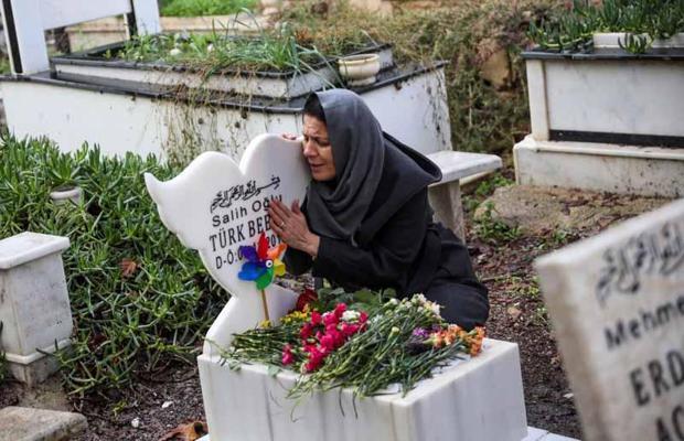Doğuma 1 gün kala bebeklerini kaybeden gazi ile eşi, tazminat kararı çıkınca mezar taşına sarılarak ağladı