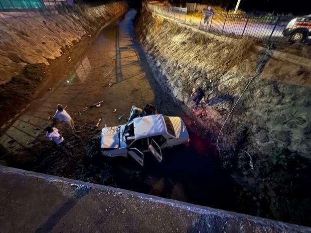 Otomobil köprüden sulama kanalına düştü: 4 yaralı