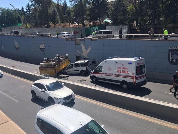 Freni boşalan kamyon, alt geçitteki aracın üzerine düştü: 2 yaralı