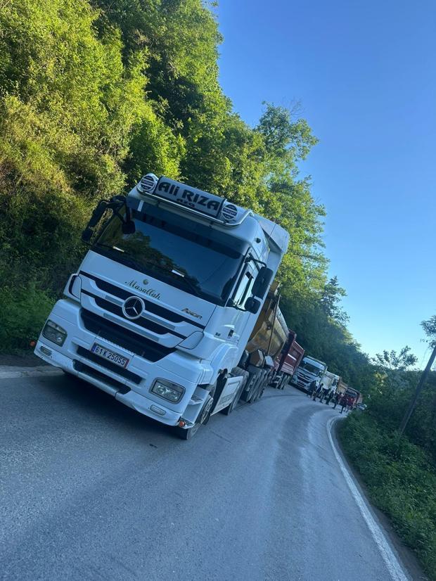 Trabzon-Bayburt kara yolu heyelan nedeniyle ulaşıma kapandı
