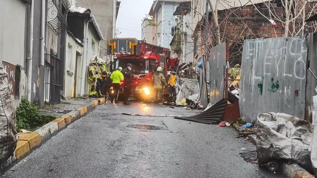 Beyoğlunda 3 katlı ahşap binada yangın: 1 kişi öldü