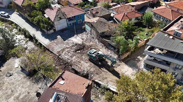 Sındırgıda depremin ardından evlerine girmeye çekinenler, çadırlarda kalıyor