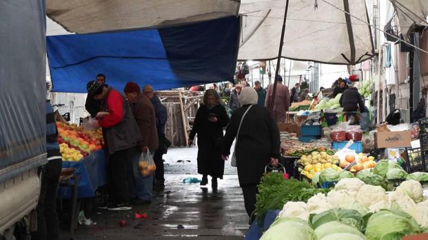 İstanbulda fırtına etkili oluyor; yollar göle döndü, çatılar uçtu