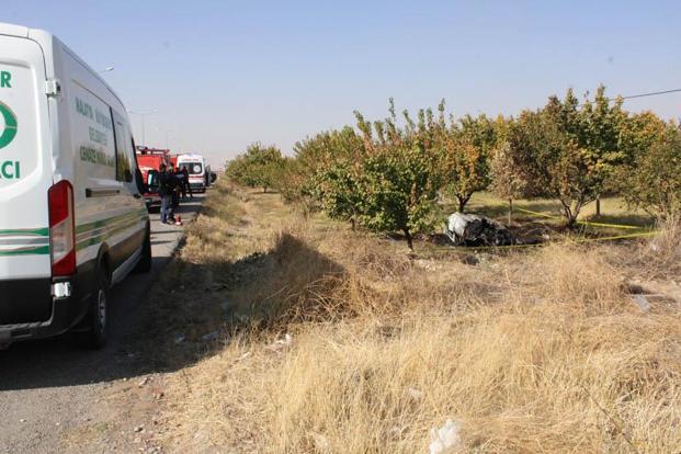 Malatyada otomobil, devrilip alev aldı; 2 ölü