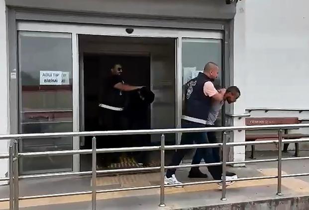 Birlikteliklerine karşı çıkan sevgilisinin ailesine silahlı saldırıya giderken yakalandı