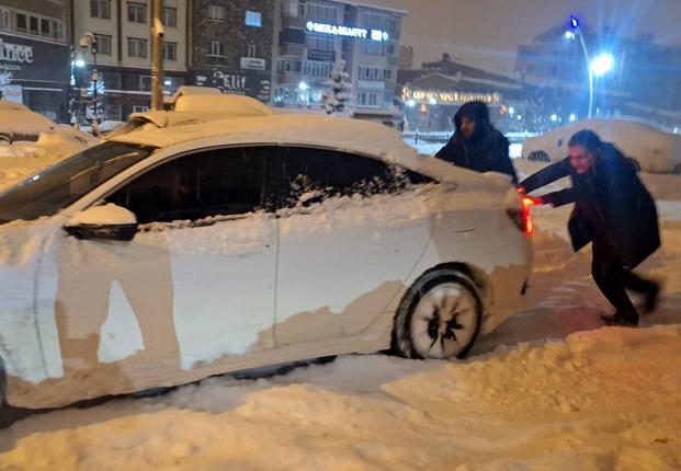 Erzurumda kar yağışı etkili oldu; araçlar kara gömüldü