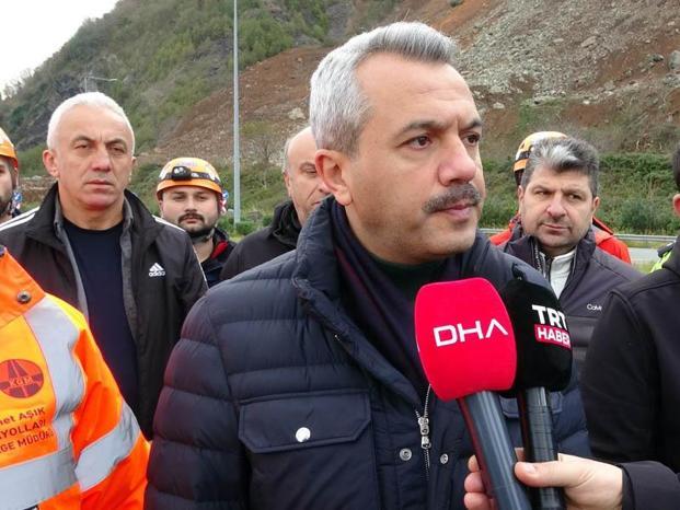 Artvinde heyelan; Karadeniz Sahil Yolu tek şeritli ulaşıma açıldı