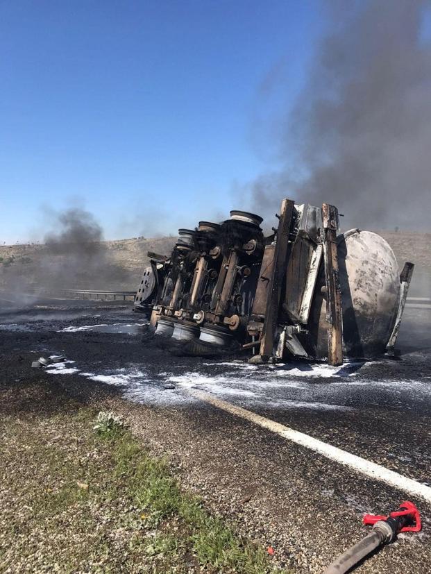 Kamyonetle çarpışan petrol tankeri alev topuna döndü: 2 ölü, 4 yaralı