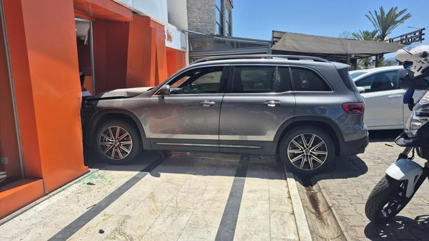 Cipin çarptığı otomobil banka şubesine girdi