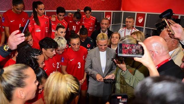 Cumhurbaşkanı Erdoğan’dan A Milli Kadın Futbol Takımı’na tebrik telefonu