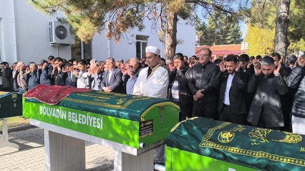 Gıda zehirlenmesi şüphesiyle ölen anne ile 2 çocuğu toprağa verildi