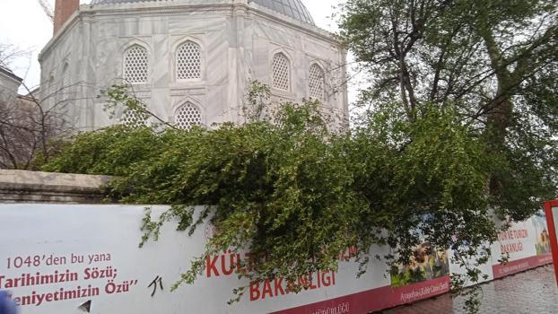 Ayasofya Camii, Mimar Sinan Minaresinin alemi düştü