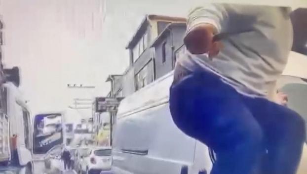 TIRdan inip, bıçakla otomobile saldırdılar