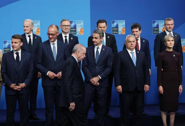 Cumhurbaşkanı Erdoğan, NATO Devlet ve Hükümet Başkanları Zirvesi’nde aile fotoğrafı çekimine katıldı