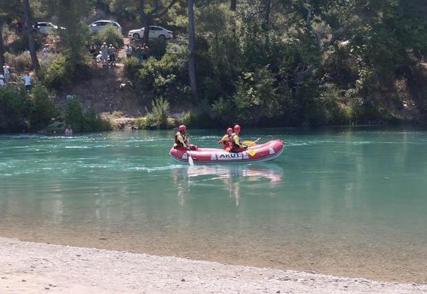 Irmağa düşen topu almak için suya atlayan Özgür kayboldu