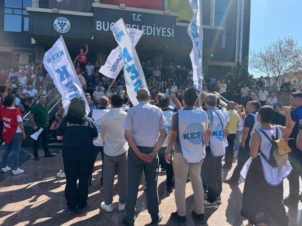 Bucada maaş alamadıkları gerekçesiyle belediye binasını işgal eden işçilerin eylemi sürüyor