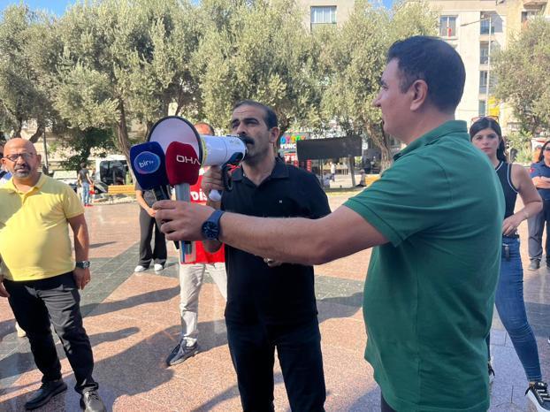 Bucada maaş alamadıkları gerekçesiyle belediye binasını işgal eden işçilerin eylemi sürüyor