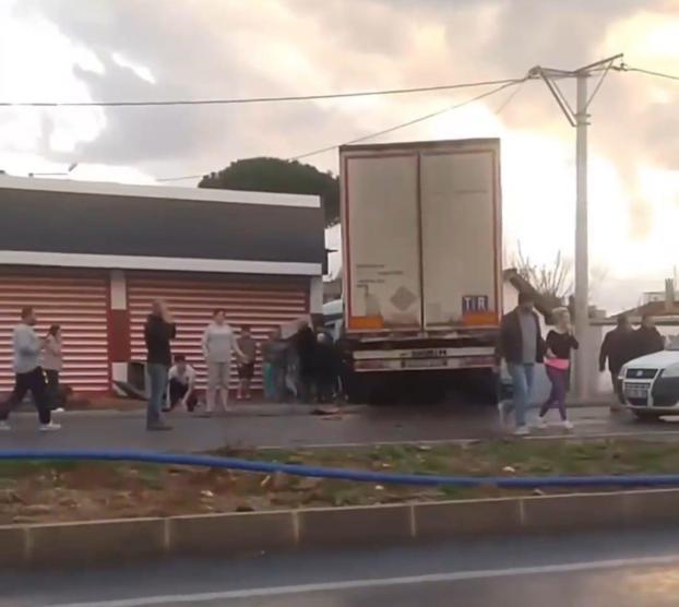 İzmirde fabrika işçilerinin taşındığı servis minibüsü ile TIR çarpıştı: 3 ölü, 14 yaralı