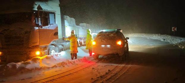 Kar yağışı tüm yurdu etkiledi; yollar kapandı, okullar tatil edildi