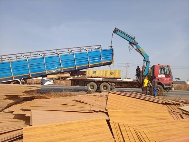 Nijeryada yolcu taşıyan kamyon devrildi: 10 ölü, 20 yaralı