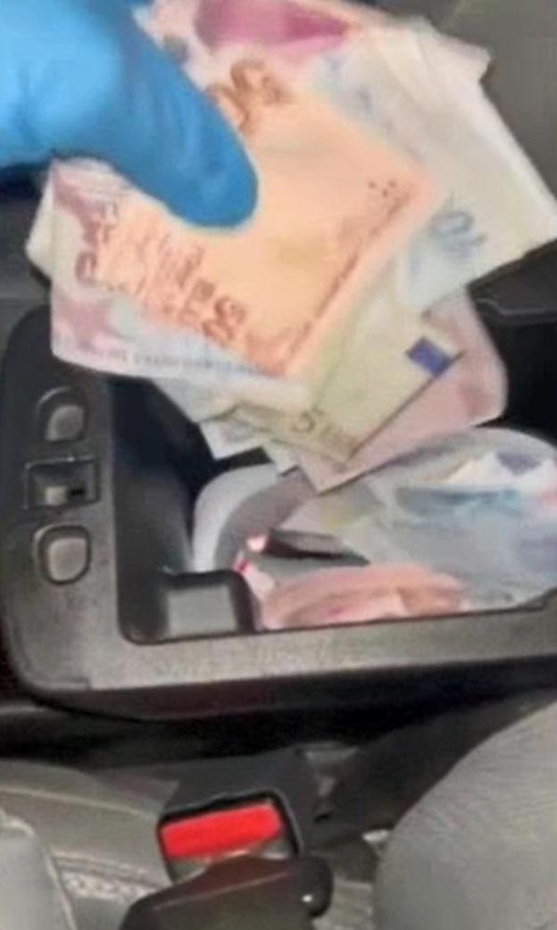 Denetimde durdurulan taksici tedirgin olunca polis arama yaptı: Uyuşturucu buldu