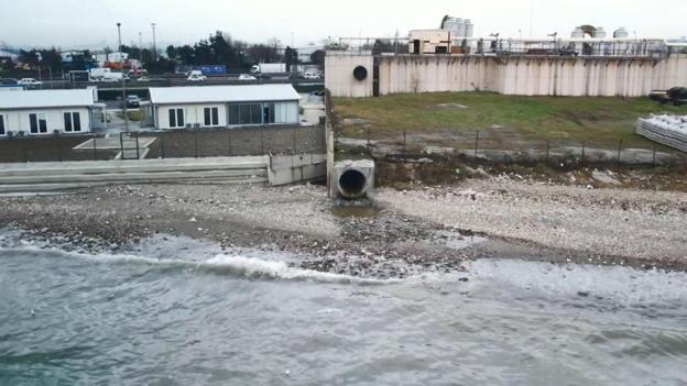 İSKİnin arıtma tesisinden bırakılan suyla denizin rengi değişti