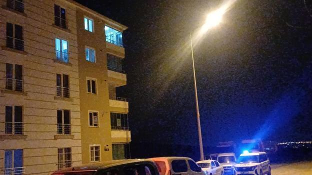 5inci kattaki dairenin balkonuna yorgun mermi isabet etti