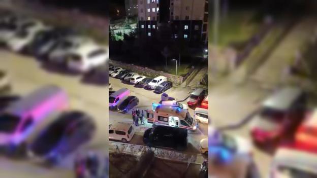 Evinin önüne gittiği eski eşiyle tartışan kişiyi, komşular sopayla dövdü; olay kamerada