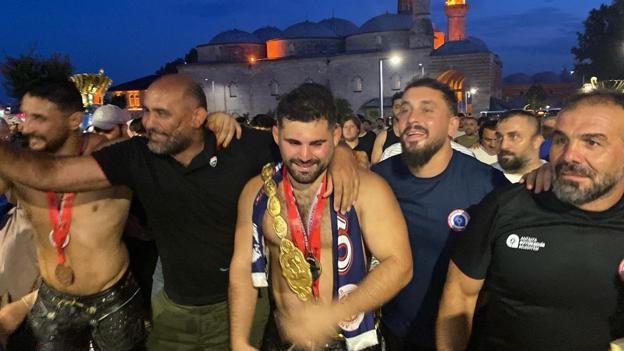 Kırkpınar başpehlivanı Erkan Taş, hamam geleneğini sürdürdü