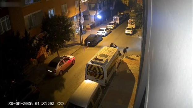 Sultangazide otomobile silahlı saldırı; sürücü son anda kurtuldu