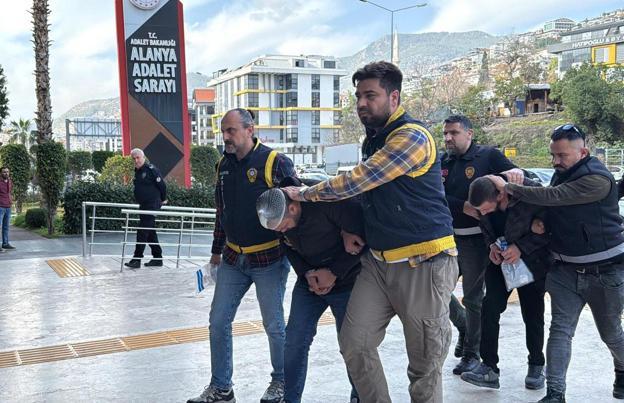 Alanyada bıçaklı ve zincirli kavga kamerada; 7 gözaltı