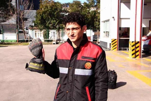 Enkazdan çıkardığı Reyyan elini tutmaya devam edince, eldivenini ona bıraktı