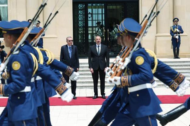 Cumhurbaşkanı Erdoğan, Azerbaycan’da resmi törenle karşılandı