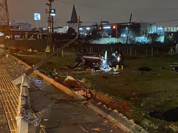 Ankarada otomobil, bariyerlere ve direğe çarpıp takla attı: 1 ölü