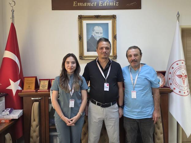 Doğduğu hastaneye doktor olarak atandı; meslektaşı babasıyla birlikte şifa dağıtıyor