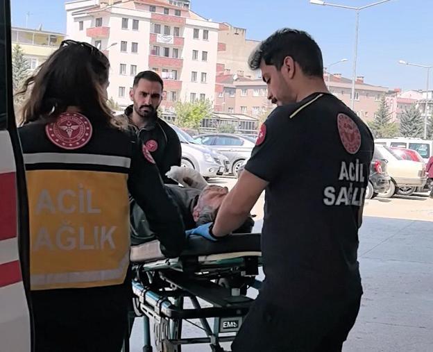 Elini ahşap kesim makinesine kaptıran işçinin 3 parmağı koptu