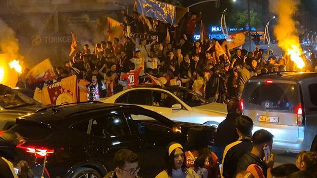 Galatasaray taraftarlarından coşkulu kutlama