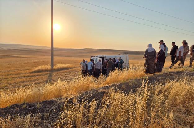 Tarım işçilerini taşıyan minibüs şarampole yuvarlandı: 2si ağır 17 yaralı