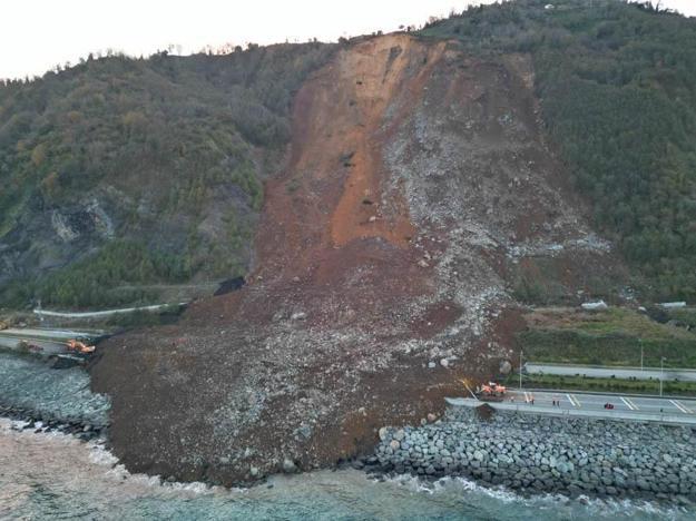 Artvinde heyelan; Karadeniz Sahil Yolu tek şeritli ulaşıma açıldı