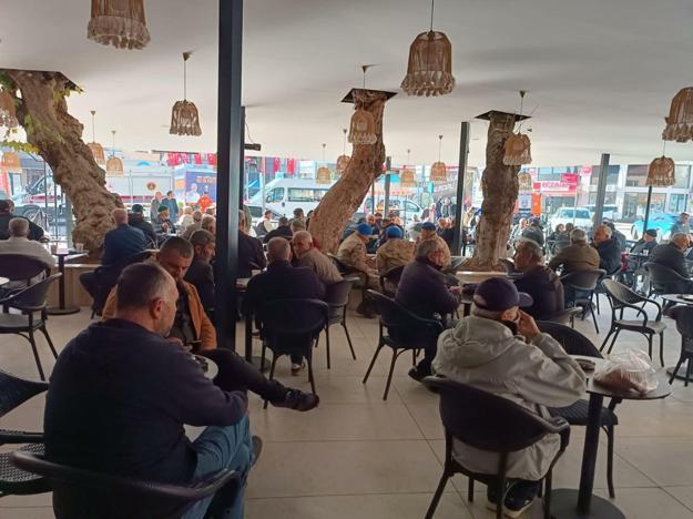 Sındırgıda depremin ardından evlerine girmeye çekinenler, çadırlarda kalıyor