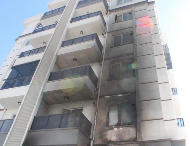 Aksarayda apartmanda yangın; 10 kişi dumandan etkilendi