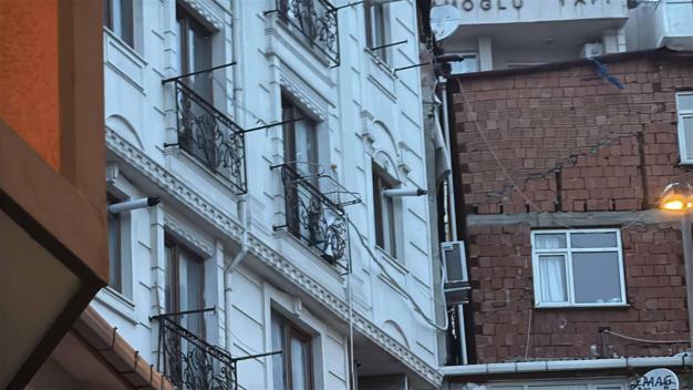 Beyoğlunda bacağından bıçaklanarak ölen Ümitin son görüntüleri ortaya çıktı; ne yapıyorsun sen diyerek bağırdı