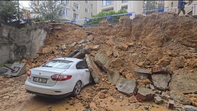 Maltepede istinat duvarının park halindeki 3 aracın üzerine çöktüğü anlar kamerada